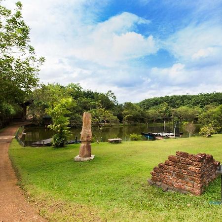 Lake Serenity Resort & Spa Kuruwita Bagian luar foto