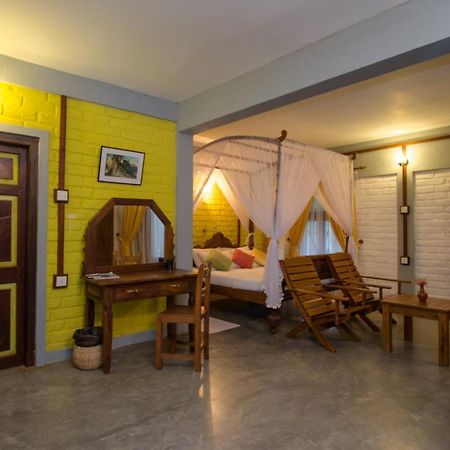 Lake Serenity Resort & Spa Kuruwita Bagian luar foto