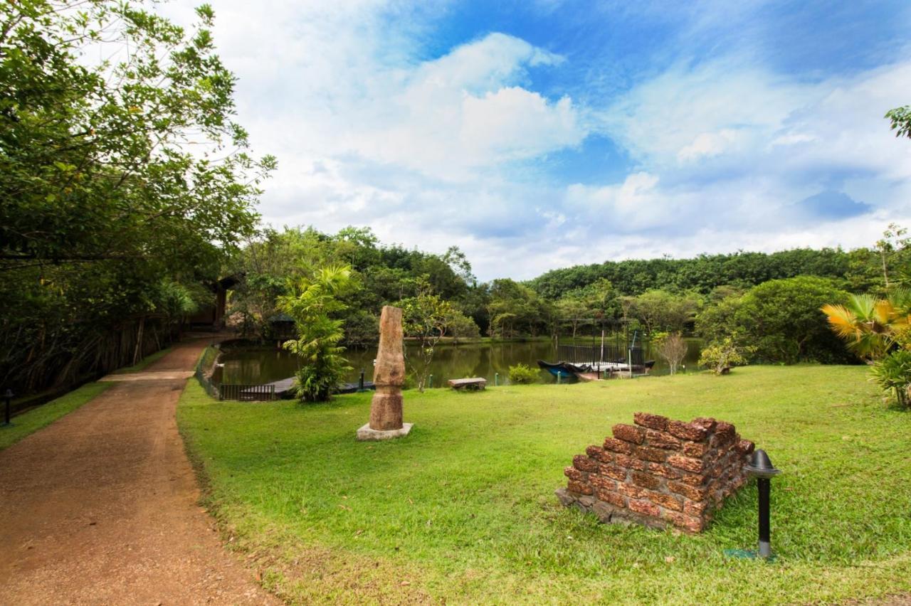 Lake Serenity Resort & Spa Kuruwita Bagian luar foto