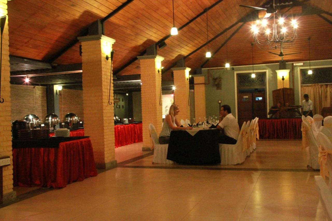 Lake Serenity Resort & Spa Kuruwita Bagian luar foto