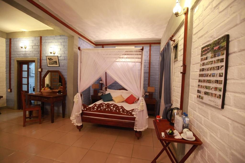 Lake Serenity Resort & Spa Kuruwita Bagian luar foto