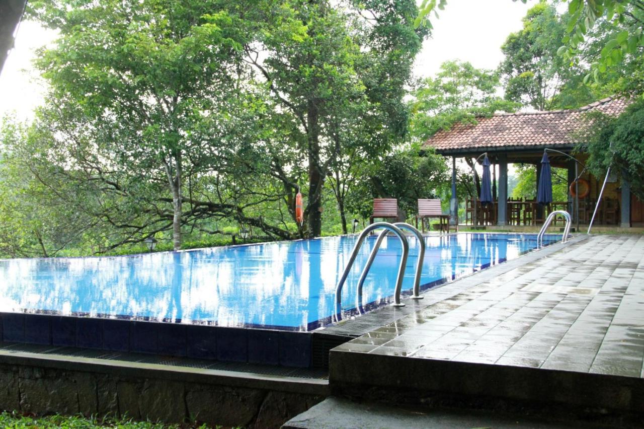 Lake Serenity Resort & Spa Kuruwita Bagian luar foto