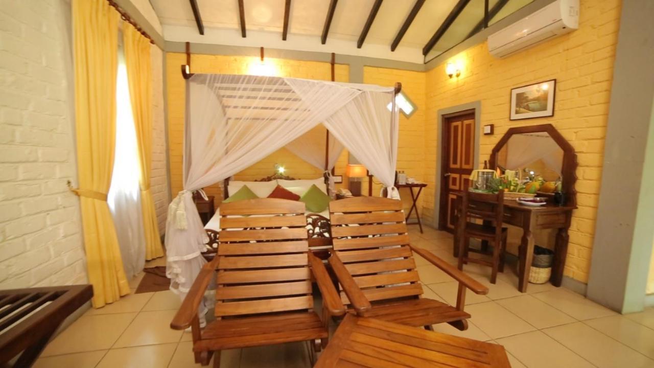 Lake Serenity Resort & Spa Kuruwita Bagian luar foto