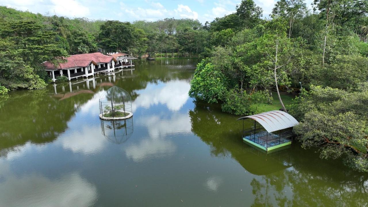 Lake Serenity Resort & Spa Kuruwita Bagian luar foto